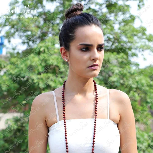 Vista 2 de HealthAndYoga™ Mala de Palo de Rosa (108 + 1 Cuentas con Borla) y Bolsa de Terciopelo - Rosario Anudado a Mano para Canto de Mantra, Meditación