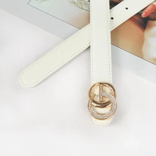Vista 33 de Cinturón de cuero clásico con hebilla de metal para mujer con vestido de jeans