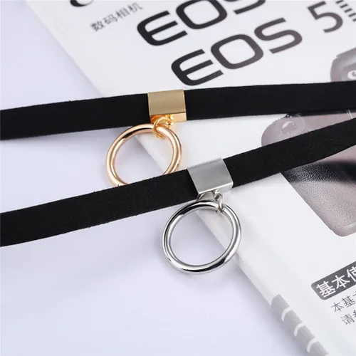 Vista 3 de PAURO Gargantilla de cinta de terciopelo negro para mujer con dije de anillo tórico dorado y plateado clásico
