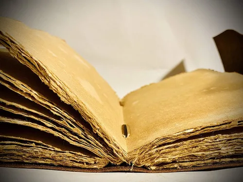 Vista 4 de Diario de cuero vintage – 200 páginas de papel rústico con borde irregular – Páginas sin líneas, Libro de las Sombras, Grimorio, Cuaderno de notas