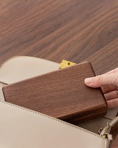 Vista 7 de Joyero de madera pequeño, joyero de madera de nogal delicado, regalo ideal para hombres y mujeres, organizador de joyas de viaje portátil