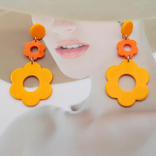 Vista 6 de Aretes acrílicos de flores para mujer, aretes colgantes de doble margarita, aretes florales de flores de resina para mujer, aretes Y2K de flores