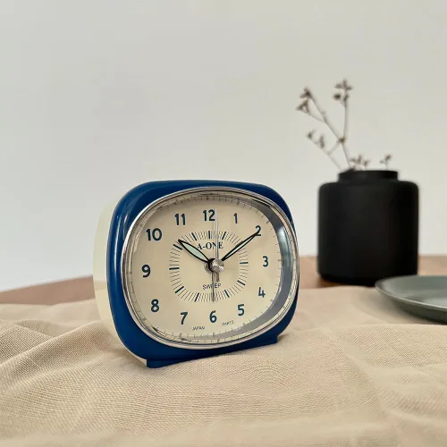 Vista 2 de Reloj despertador silencioso cuadrado redondo – Diseño híbrido único, sin tictac, funciona con pilas, perfecto para decoración de dormitorio