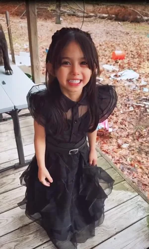 Vista 9 de Moiegouct Wednesday Addams - Disfraz de Addams, vestido negro de Addams, disfraz de fiesta de Halloween para niños y niñas con peluca, cinturones
