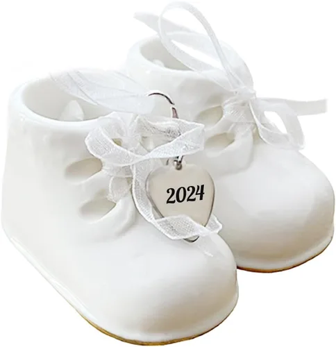 Vista 4 de Adorno navideño de zapato de bebé 2024 – Adorno de botines de bebé personalizados blancos – Adorno de zapato de bebé – Primera Navidad del bebé