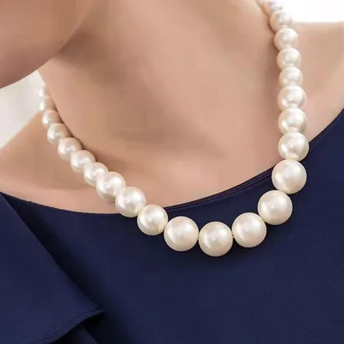 Vista 4 de Cryshimmer Gargantilla de perlas para mujer cuentas de perlas sintéticas collar de hebra aretes conjunto de joyas de disfraces