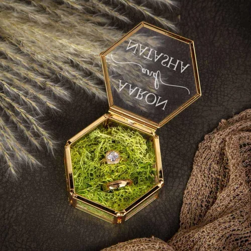Vista 4 de Getname Necklace Caja de anillo de vidrio hexagonal personalizada con musgo para ceremonia de boda, caja de anillo de compromiso de cumpleaños