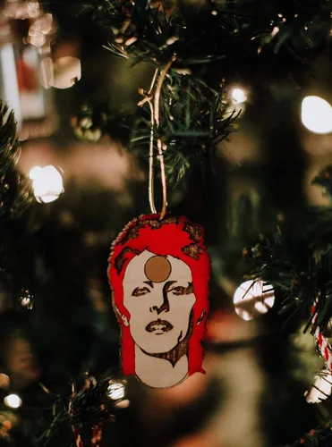 Vista 4 de Adorno navideño Rockstar Ziggy Starman Espejo retrovisor colgante