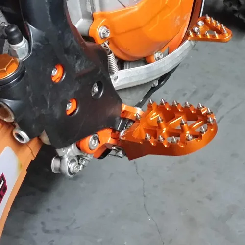 Vista 7 de Estriberas para motocicleta, pedales CNC para motocross 85-450 SX SXF EXC EXCF XC XCF 2016-2023 EC300 EC250F EC350F 21-23 Dirt Bike Naranja