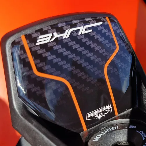 Vista 6 de Resin Bike Adhesivos 3D para motocicleta compatibles con KTM Duke 790 - Duke 890 GP-R 2021-2025. Protección clave contra impactos y arañazos.