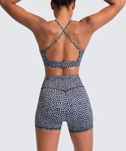 Vista 2 de IWEMEK Conjuntos de entrenamiento para mujer, 2 piezas, trajes de yoga de cintura alta, pantalones cortos y brasier deportivo, ropa de gimnasio