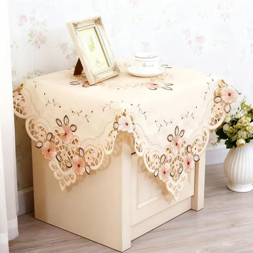 Vista 3 de LeLehome - Mantel de encaje bordado con flores cafés, color crema y beige, diseño clásico y tela que no se arruga para mesa de comedor