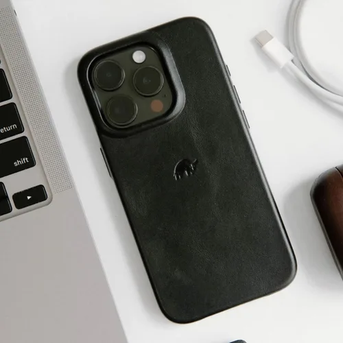 Vista 4 de Bullstrap Funda de cuero hecha a mano de alta calidad para iPhone 13 Ajuste impecable sin volumen y compatible con MagSafe Funda de cuero