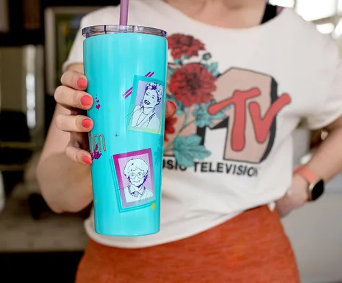 Vista 2 de Silver Buffalo Golden Girls - Vaso de acero inoxidable de doble pared con pajilla, taza de viaje aislada con Blanche Devereaux, Dorothy Zbornak