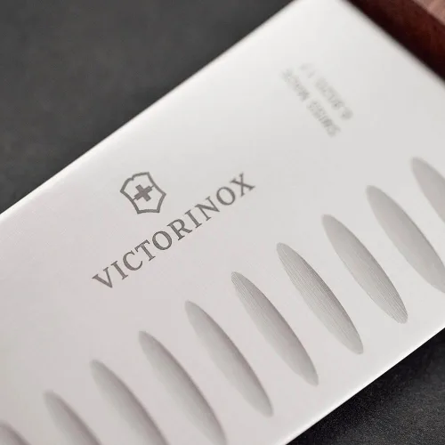 Vista 2 de Victorinox Grand Maitre Santoku - Cuchillo de cocina afilado, cuchillo ergonómico para artículos esenciales de cocina, mango de madera, borde Marrón