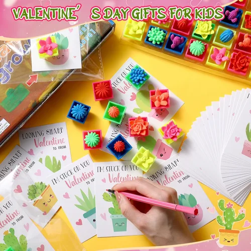 Vista 4 de Capoda 48 juegos/96 piezas de juguetes para el día de San Valentín con tarjetas para el aula, regalos de intercambio de San Valentín, cactus