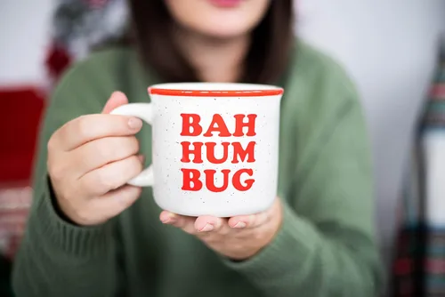 Vista 2 de Pearhead Bah Hum Bug - Taza de café de Navidad, decoración del hogar de temporada, ideas de regalo para rellenar calcetines, apta para microondas