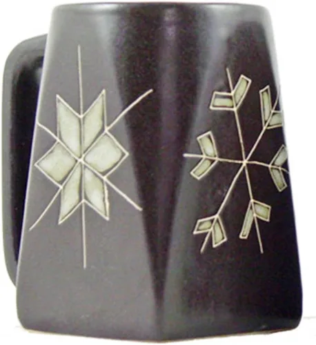 Vista 2 de Una (1) colección Mara Stoneware – Taza de café de 12 onzas coleccionable con fondo cuadrado – Diseño de copos de nieve