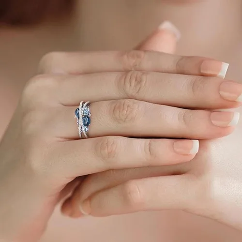 Vista 3 de Exquisito anillo de amor para mujer, en forma de X, circonita cúbica, anillo vintage brillante para uso diario, plateado, US 9, Metal, Rhinostone