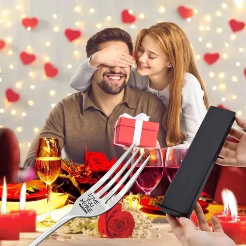 Vista 3 de VICKHU Regalos de amor para novio, novia, papá, mamá, te amo más, divertidos tenedores grabados, regalos para el Día de la Madre/Día