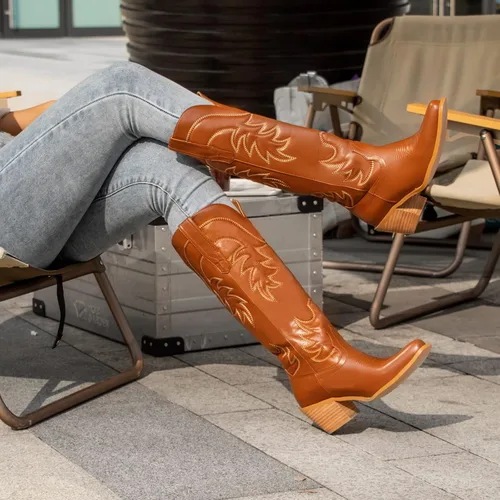 Vista 2 de Botas vaqueras bordadas para mujer, botas vaqueras de media pantorrilla, punta puntiaguda, tacón grueso, 2.0 in, diseño de moda, botas occidentales