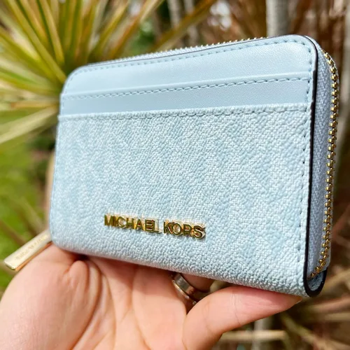 Vista 5 de Michael Kors Jet Set - Estuche de viaje con cremallera media alrededor MK Pale Ocean Blue Multi Azul Patchwork Cartera con cremallera