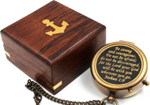 Vista 7 de Compass with Stamped Wooden Case