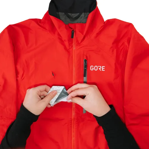 Vista 10 de GEAR AID Tenacious Tape Gore-TEX - Parches de tela para fijar rápidamente agujeros y desgarros en chaquetas, guantes, pantalones de lluvia y esquí