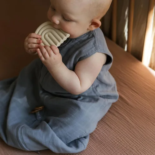 Vista 4 de mushie Manta vestible para bebé 100% muselina de algodón orgánico Saco de dormir para bebés (azul bebé)