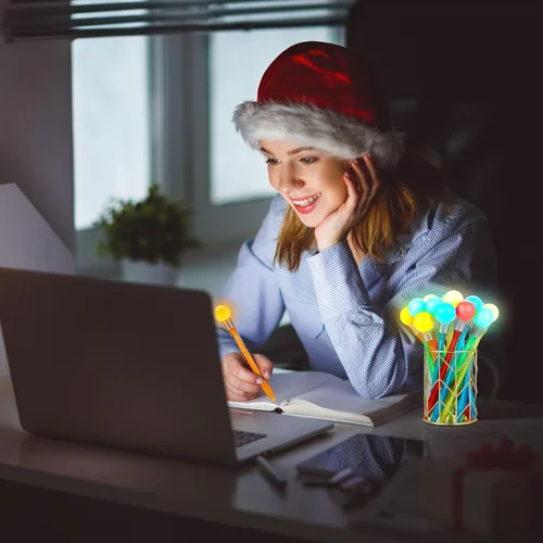 Vista 5 de Qilery 50 bolígrafos LED de Navidad, bolígrafos de bolas de Navidad de colores para adultos, accesorio de oficina, suministros de fiesta de Navidad