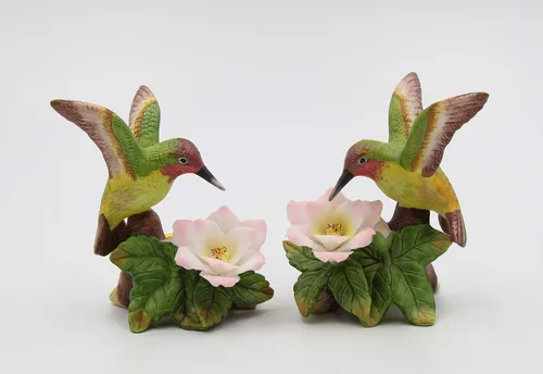 Vista 2 de Cosmos Gifts Figura de colibrí de porcelana fina con flor de cerezo y manzana, diseño cónico, 3-5/8 pulgadas de alto