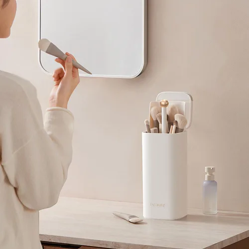 Vista 2 de Soporte de cepillo de maquillaje de elevación automática con tapa a prueba de polvo organizadores cosméticos para tocador-blanco