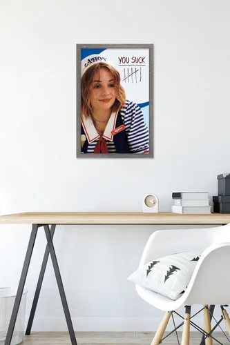 Vista 6 de Trends International Netflix Stranger Things 3 - Póster de pared, 14.725 x 22.375 pulgadas, versión enmarcada en madera de granero
