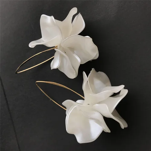 Vista 8 de D.Rosse Aretes bohemios de resina con pétalos de rosa, aretes largos de acrílico escalonados, aretes de borla floral exagerados para mujeres y niñas
