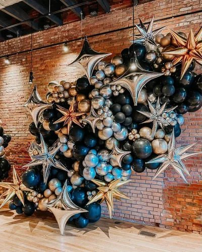 Vista 7 de Kit de guirnalda de arco de globos de Año Nuevo, suministros para fiesta de Año Nuevo 2025, globos negros, dorados y plateados, globos de confeti