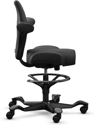 Vista 5 de HAG Capisco Sit to Stand - Silla de pie con marco negro, tapizada de ónix negro con anillo para el pie Negro Onyx
