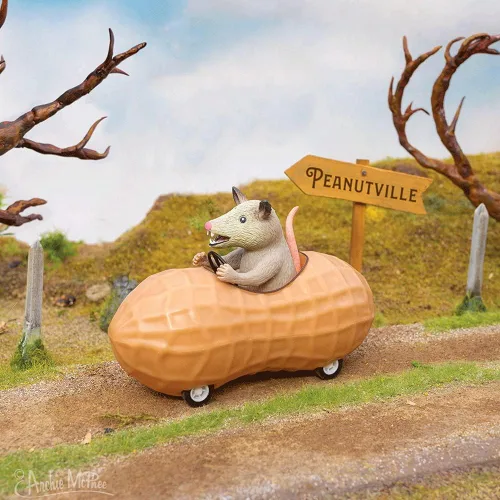 Vista 3 de Archie McPhee Opossum en un auto de juguete de retroceso de maní (12967)