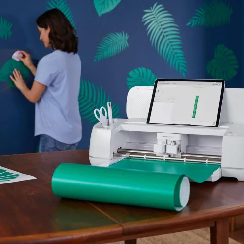 Vista 3 de Cricut Vinilo Removible Inteligente (13 pulgadas x 12 pies, Verde) para Explore y Maker 3 - Corte sin tapete para cortes largos de hasta 12 pies