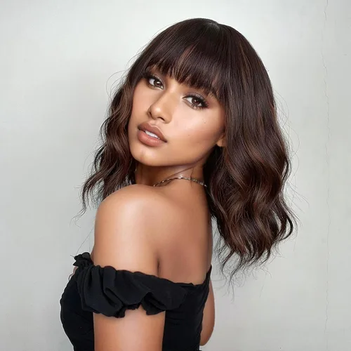 Vista 34 de VCKOVCKO - Peluca de cabello castaño claro rizada con flequillo de aire, onda natural rizada, peluca corta estilo Bob para mujer, longitud hasta