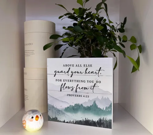 Vista 4 de Letrero de madera cristiana – Versículo de la Biblia Proverbios 4:23 – Guarda tu corazón, decoración cristiana de mesa para el hogar, decoración