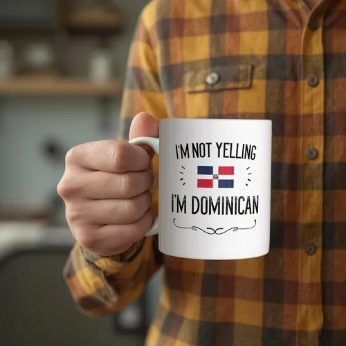Vista 4 de Casitika Divertidos regalos de República Dominicana. Taza de café de cerámica de 11 onzas con texto en inglés "I'm Not Yelling I'm Dominican". Tazas