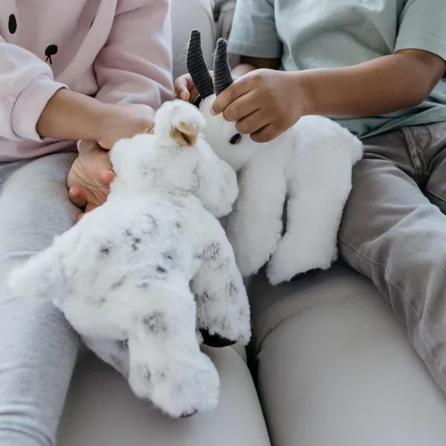 Vista 5 de The Petting Zoo Peluche de cabra de peluche, regalos para niños, animales salvajes de granero de vida silvestre, juguete de peluche de cabra de 9