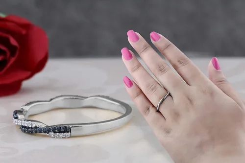 Vista 4 de Dazzlingrock Collection Anillo de boda apilable redondo de zafiro azul y diamante blanco para damas, espirales de aniversario, disponible en metal