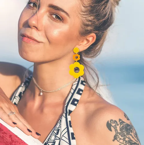 Vista 5 de Aretes acrílicos de flores para mujer, aretes colgantes de doble margarita, aretes florales de flores de resina para mujer, aretes Y2K de flores