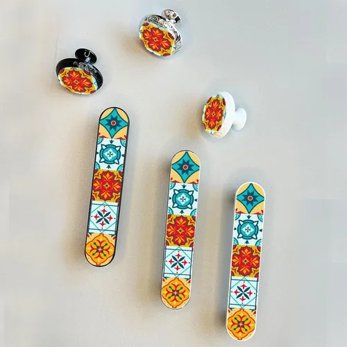 Vista 5 de Paquete de 4 tiradores tradicionales de estilo mexicano Talavera portugués Azulejo para gabinete, 3-3/4 pulgadas (3.780 in), manijas negras