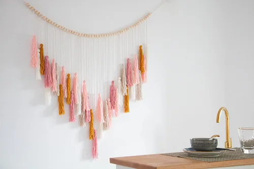 Vista 2 de Decocove Colgante de pared de macramé, colgante de pared grande de macramé con cuentas de madera, decoración de pared bohemia para dormitorio, sala