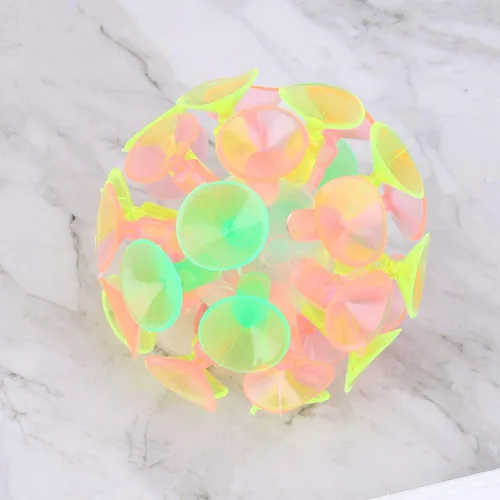 Vista 7 de STOBOK Divertida bola de ventosa: 4 bolas adhesivas de ventosa, juguetes coloridos juguetes novedosos para niños y niñas, recuerdos de fiesta
