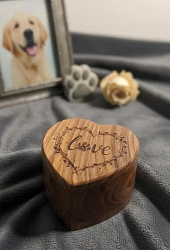 Vista 5 de Urna de recuerdo grabada en forma de corazón de madera, urna de cremación para cenizas de mascotas, perros y gatos, hecha a mano para cenizas