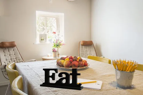 Vista 4 de Linfevisi Letrero de madera negra con letras en bloque de pie, rústico, independiente, decoración de mesa de comer, arte de palabra, decoración