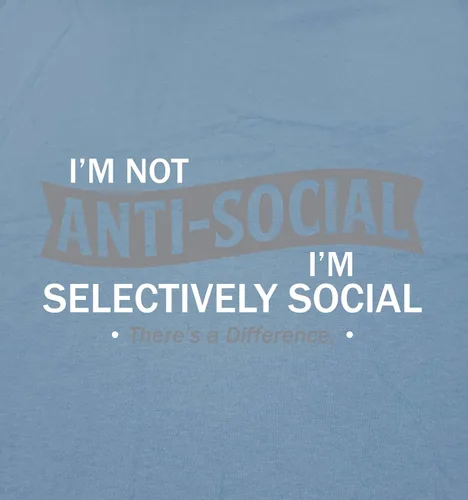 Vista 2 de Playera divertida original y sarcástica con texto en inglés Im Not Anti-Social Im Selectively Cool